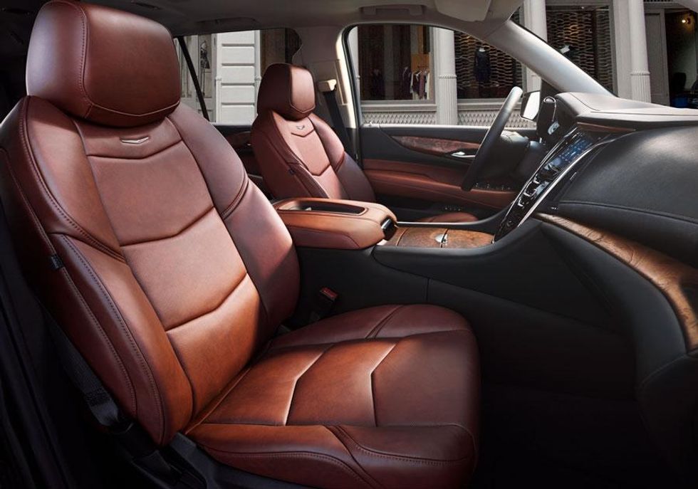 17_cad_esc_front-cabin-luxury