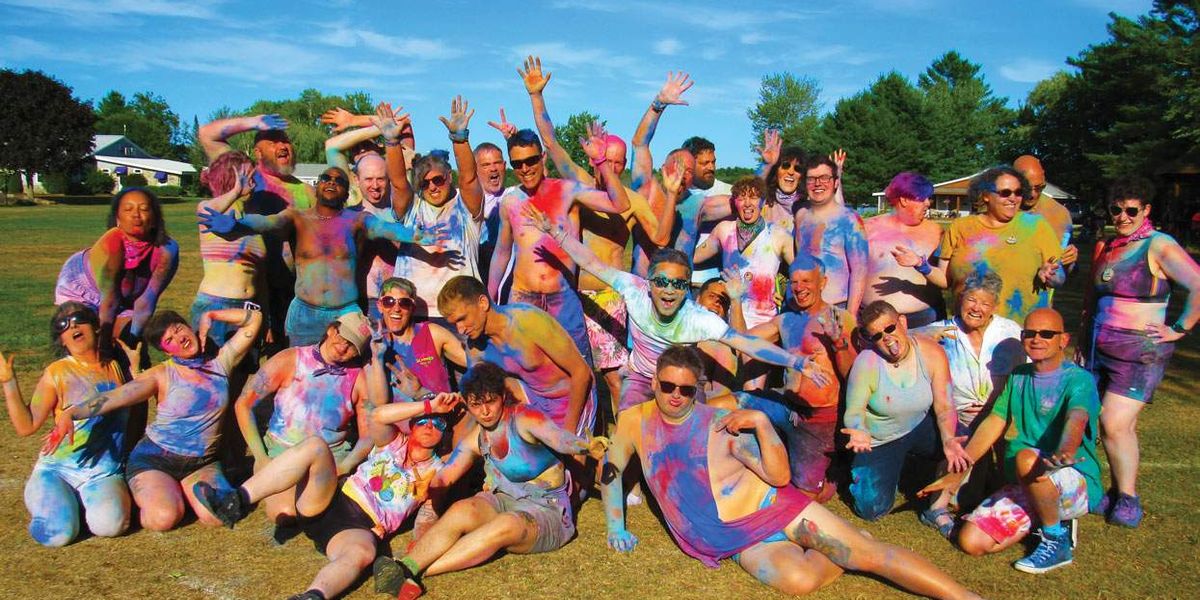 Campamentos LGBTQ+ de verano: un espacio seguro lleno de nuevas amistades y experiencias