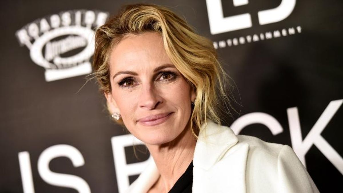 A Newspaper Headline About Julia Roberts’ Holes Is Going Viral