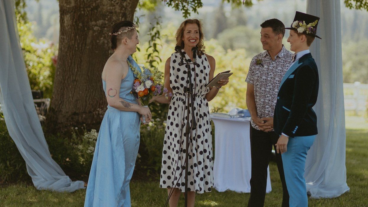 Actress Alysia Reiner officiates her sibling's wedding.