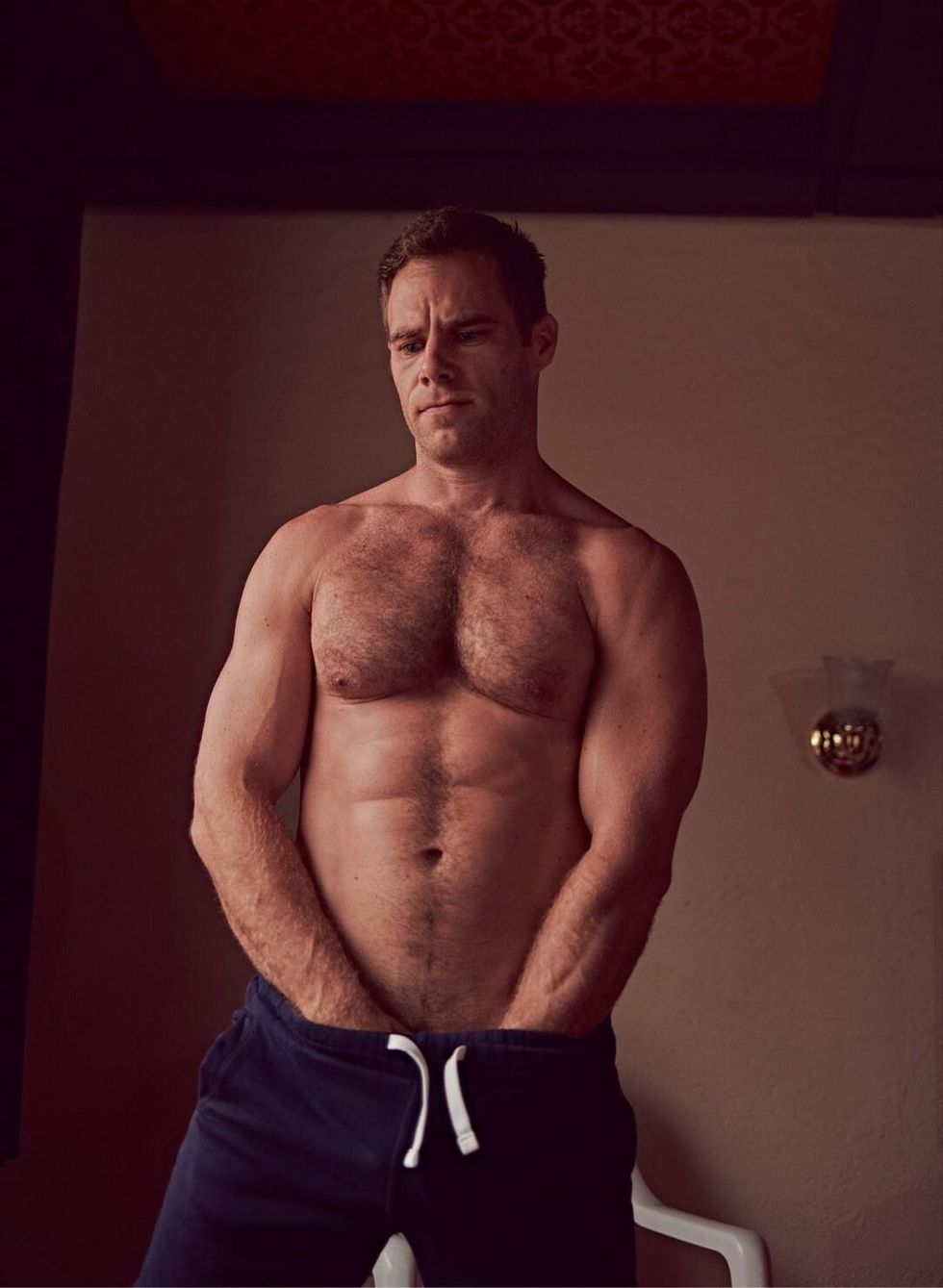 Brian Kaminsky presents Matthew Wilkas in a motel.