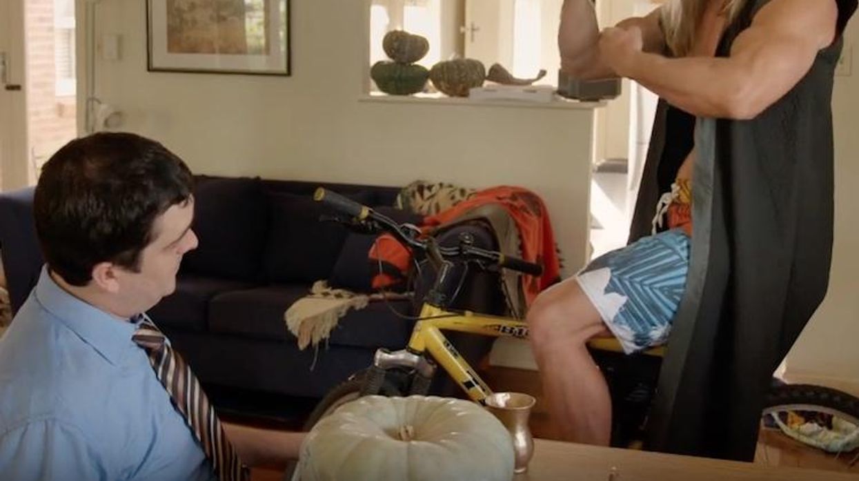 chris_hemsworths_muscles_you_guys