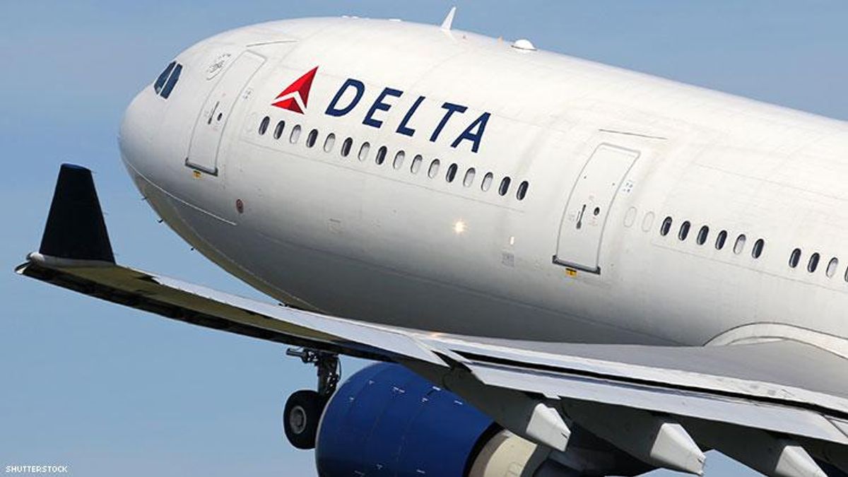 Delta Pilot Hits on Passenger Using Grindr During Flight