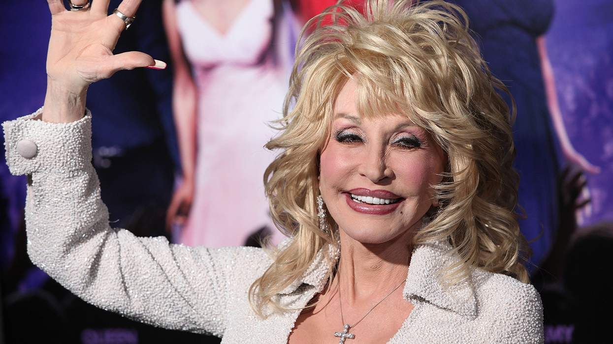 DOLLY PARTON waiving from Los Angeles red carpet