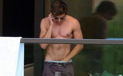 400px x 250px - Zac Efron Touches Himself Down Under