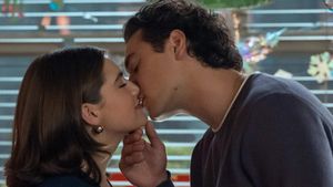 Spicy hockey romance 'Off Campus' has an age gap fans can't stop debating