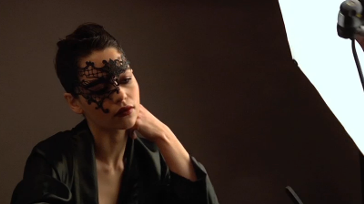 Emilia-clarke-behind-cr