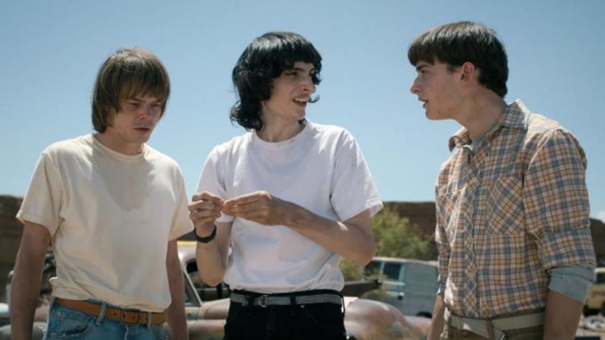 finn-wolfhard-comments-respons-to-noah-schnapp-coming-out-as-gay-stranger-things-co-stars.jpg