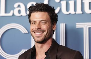 François Arnaud goes viral in sexy new shirtless selfie on set