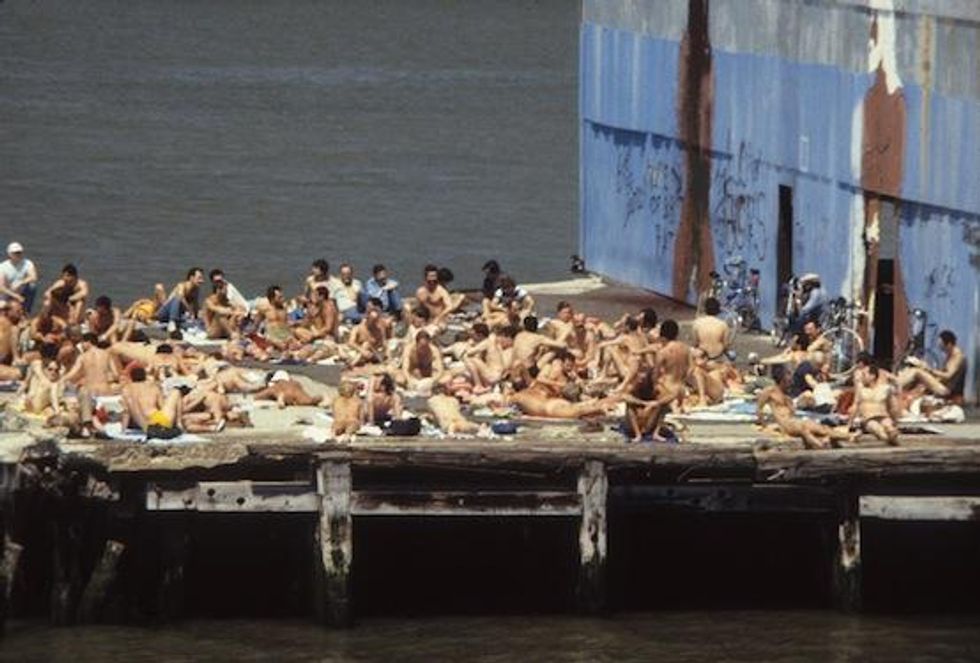 Frank%20hallam%20pier%2046%20%28en%20mass%20sunners%29