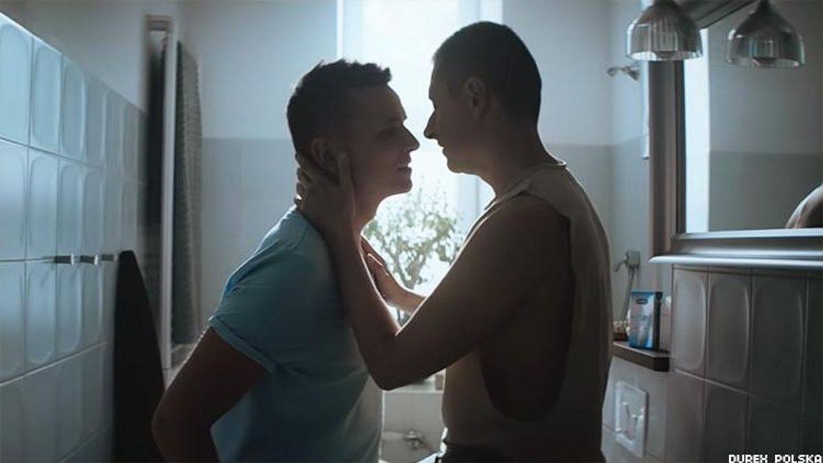Gay Polish YouTubers Jakub and Dawid Mycek-Kwiecinski make history when they are the first LGBTQ+ couple to get intimate on a TV commercial in Poland.