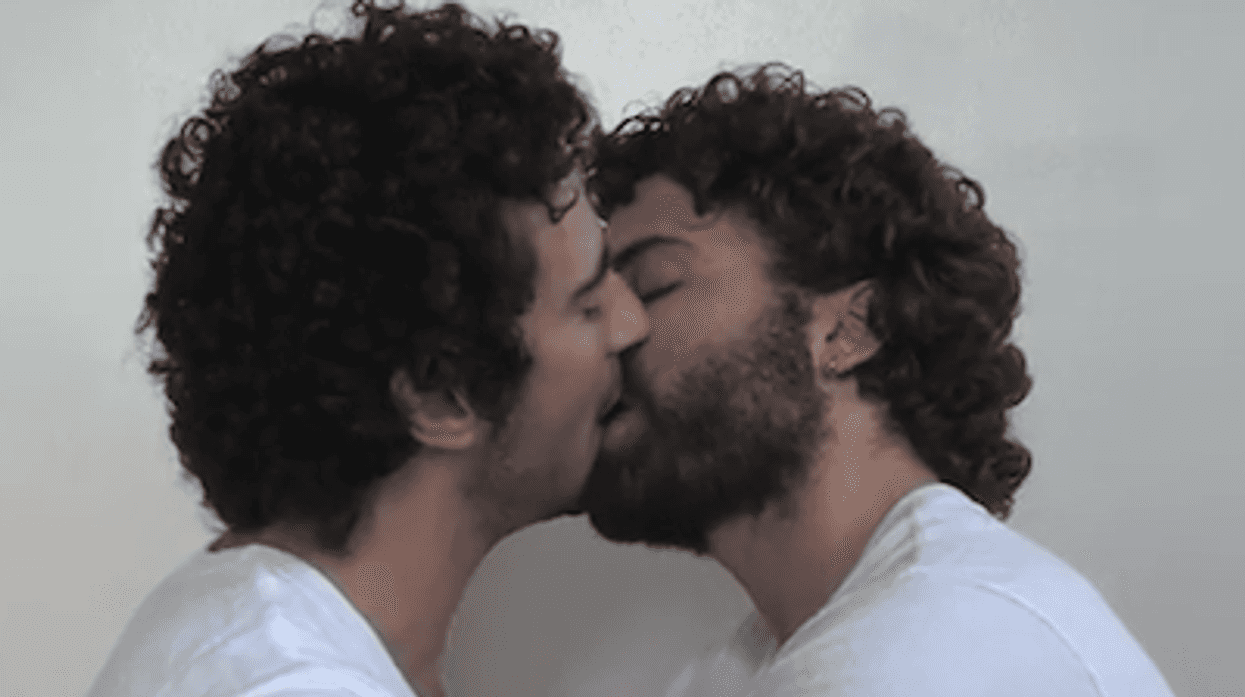 Gaykiss-cr