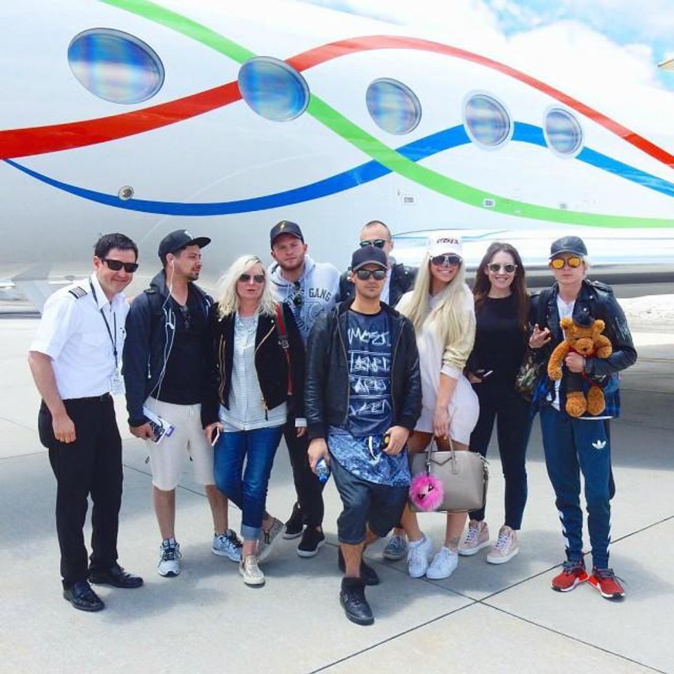 Gigi-gorgeous-plane-family