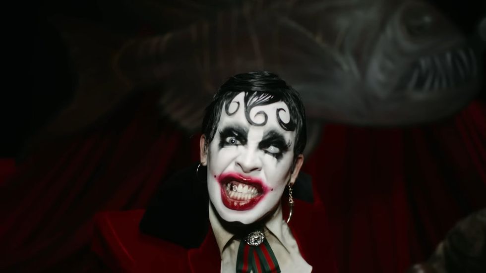 Gloria Groove in A Queda music video