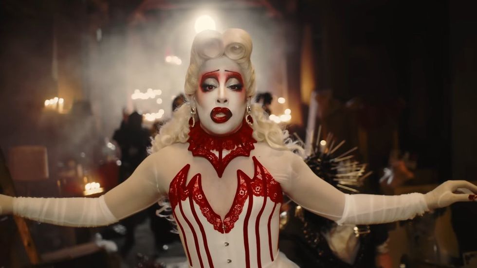 Gloria Groove in A Queda music video