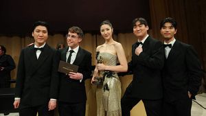 Academy dragged for cutting off 'Golden' winners: 'Oscars are rude AF'