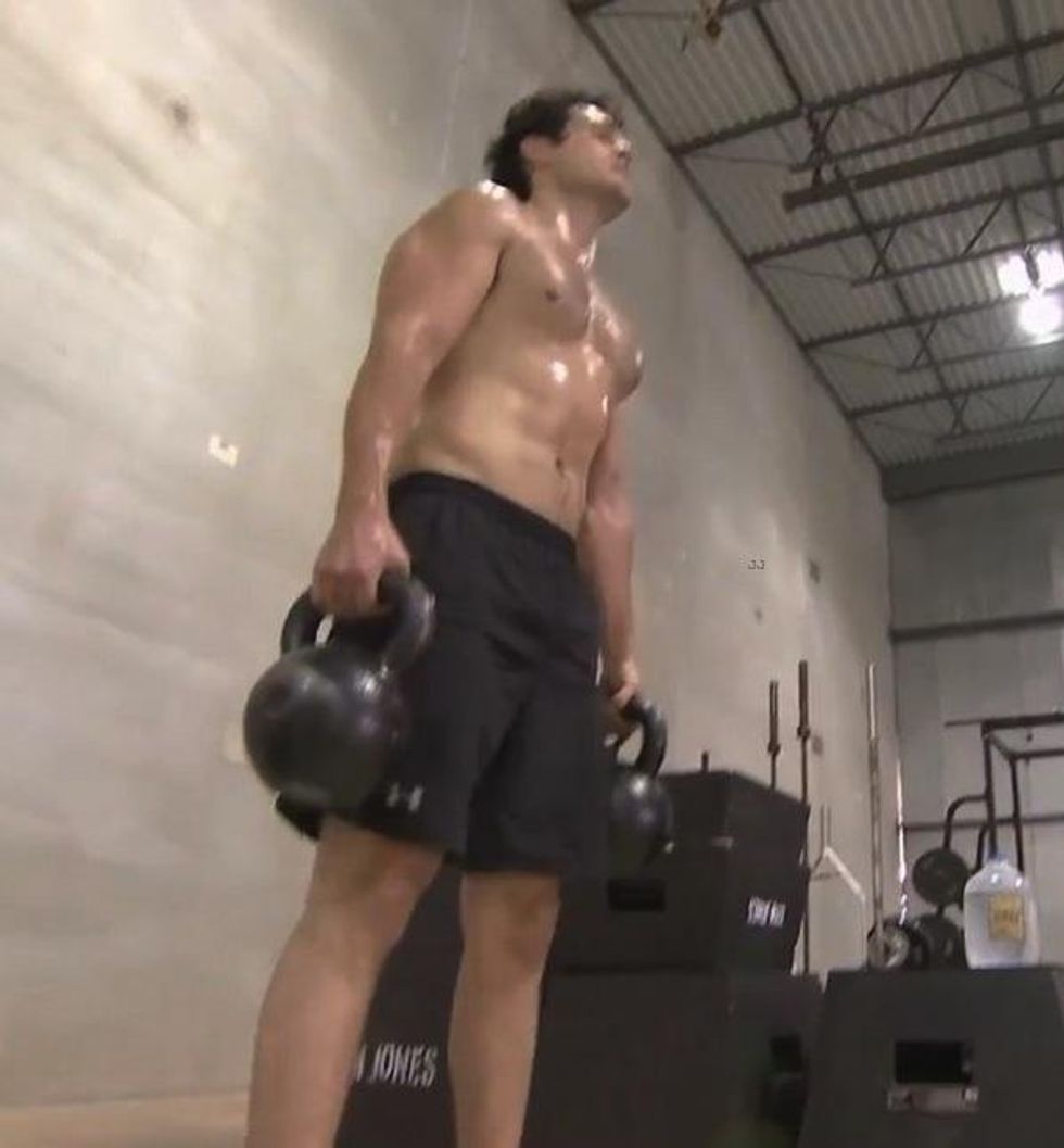 Henry-cavill-shirtless-man-of-steel-workout-bell1