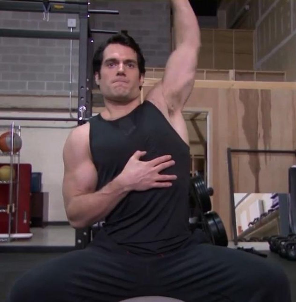 Henry-cavill-shirtless-man-of-steel-workout-lift9