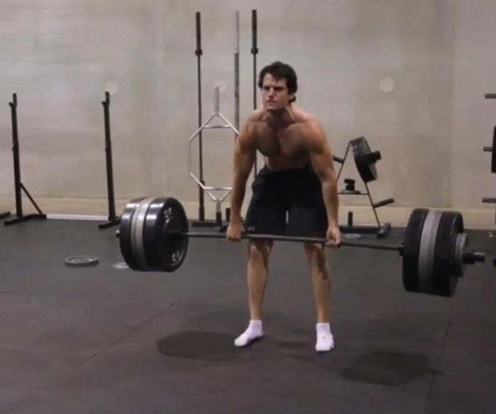 Henry-cavill-shirtless-man-of-steel-workout-squat7