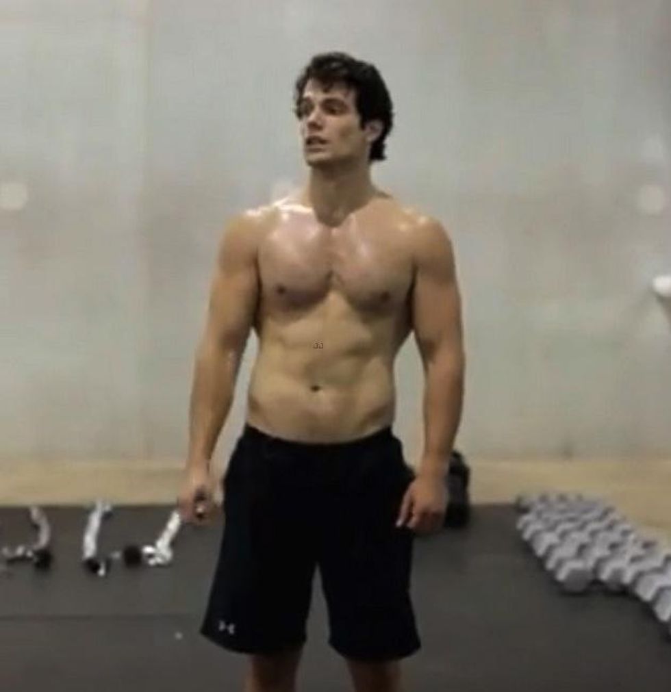 Henry-cavill-shirtless-man-of-steel-workout-stand5