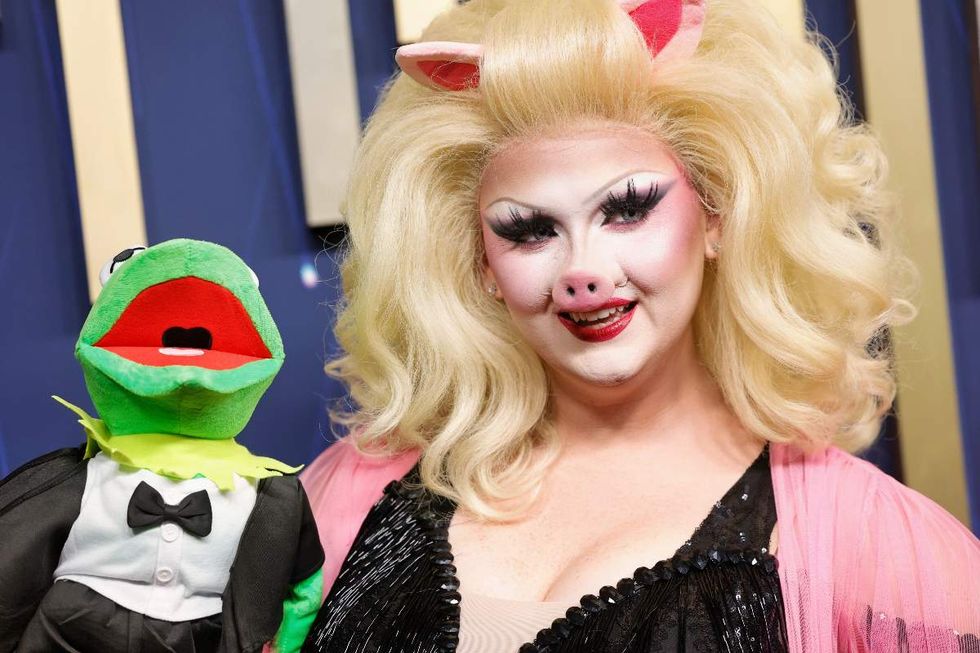 Hormona Lisa as Miss Piggy on the red carpet at the 2025 Primetime Emmy Awards