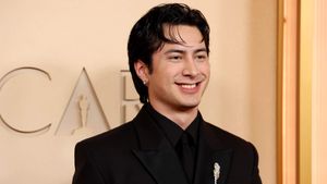 ​Hudson Williams looks like the heartthrob he is on the Oscars red carpet