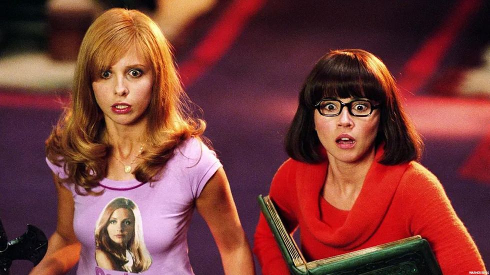 
Sarah Michelle Gellar Reveals Velma & Daphne Kissed in Scooby-Doo Film
