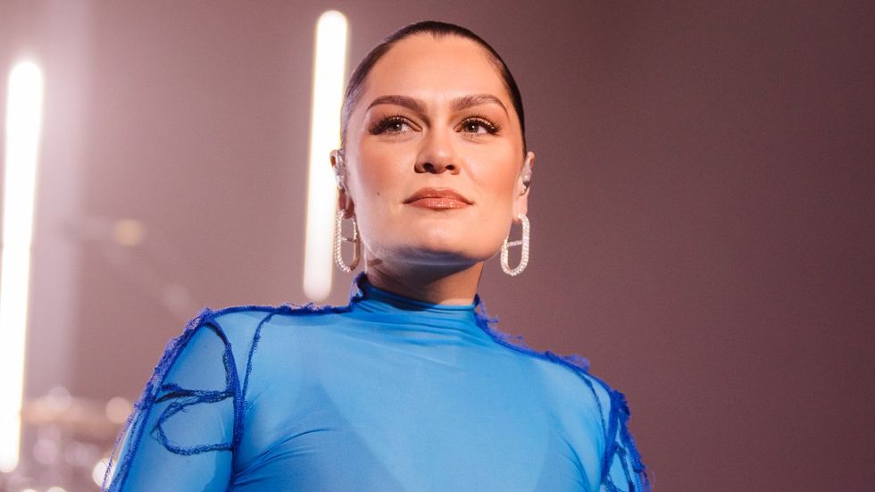 
Jessie J sings & apologizes to ex-GF for calling bisexuality a phase
