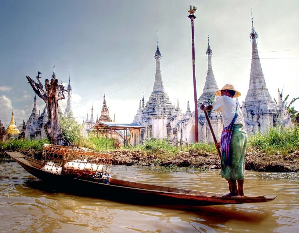 INLE LAKE MYANMAR Intha Fisherman unique leg rowing style