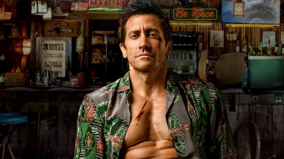 Jake Gyllenhaal gets sweaty & shirtless in 1st 'Road House' remake trailer