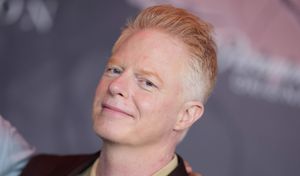 Jesse Tyler Ferguson dishes on his frightening Halloween hayride with 'Glee' cast