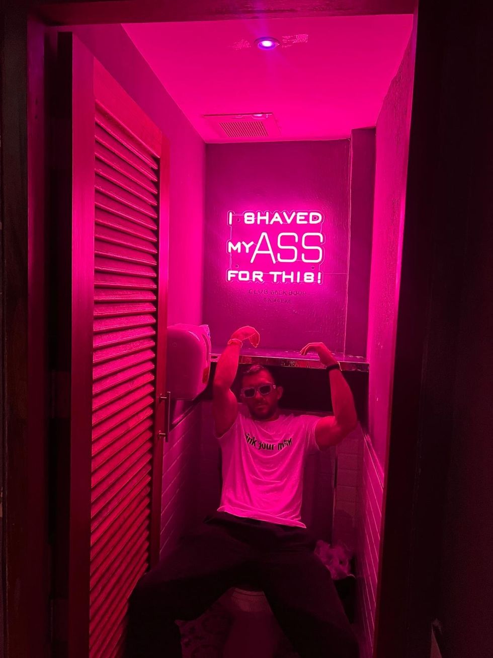 Jonathan Bailey wears the Loewe "Drink Your Milk" t-shirt to support The Shameless Fund.