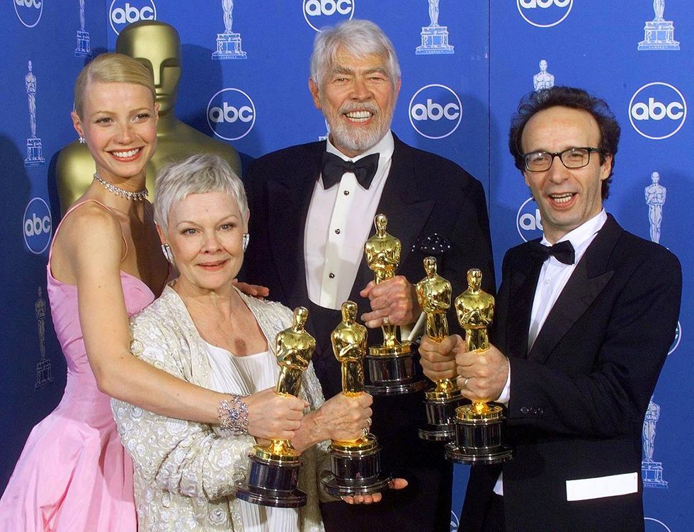(L-R) Gwyneth Paltrow, Judi Dench, James Coburn, and Roberto Benigni at the 1999 Academy Awards