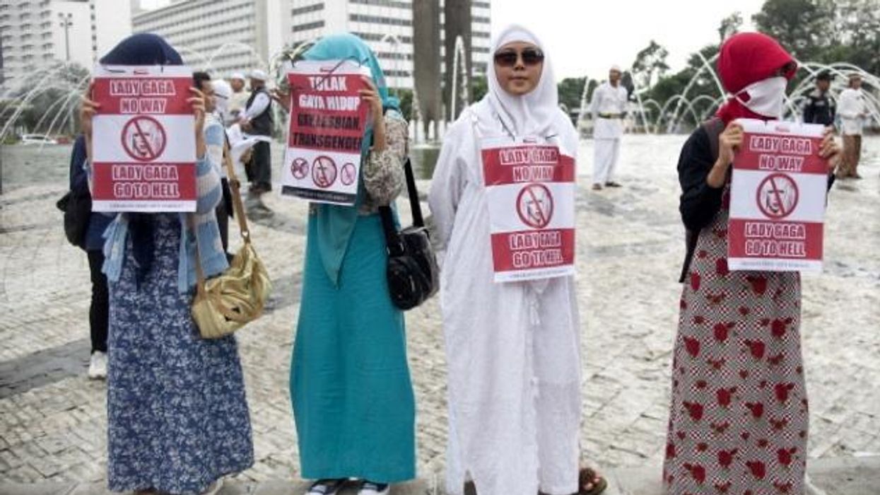 Lady-gaga-protest-jakarta-rotator_0