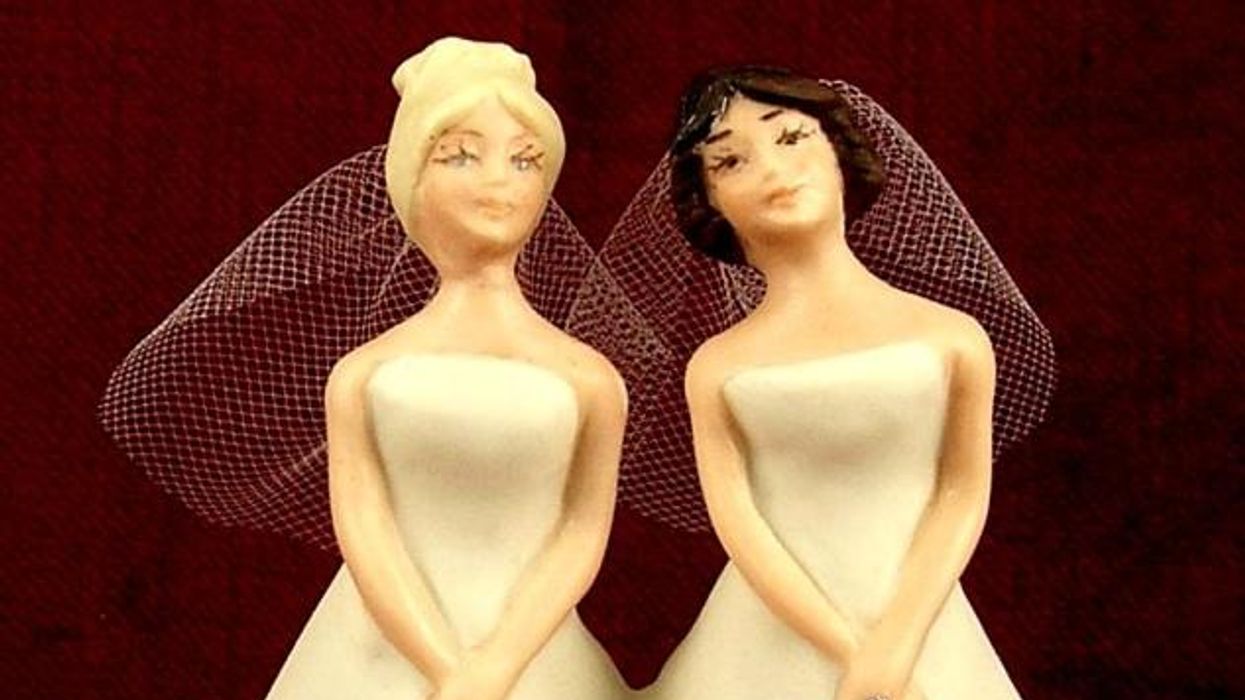 Lesbian-cake-rotator