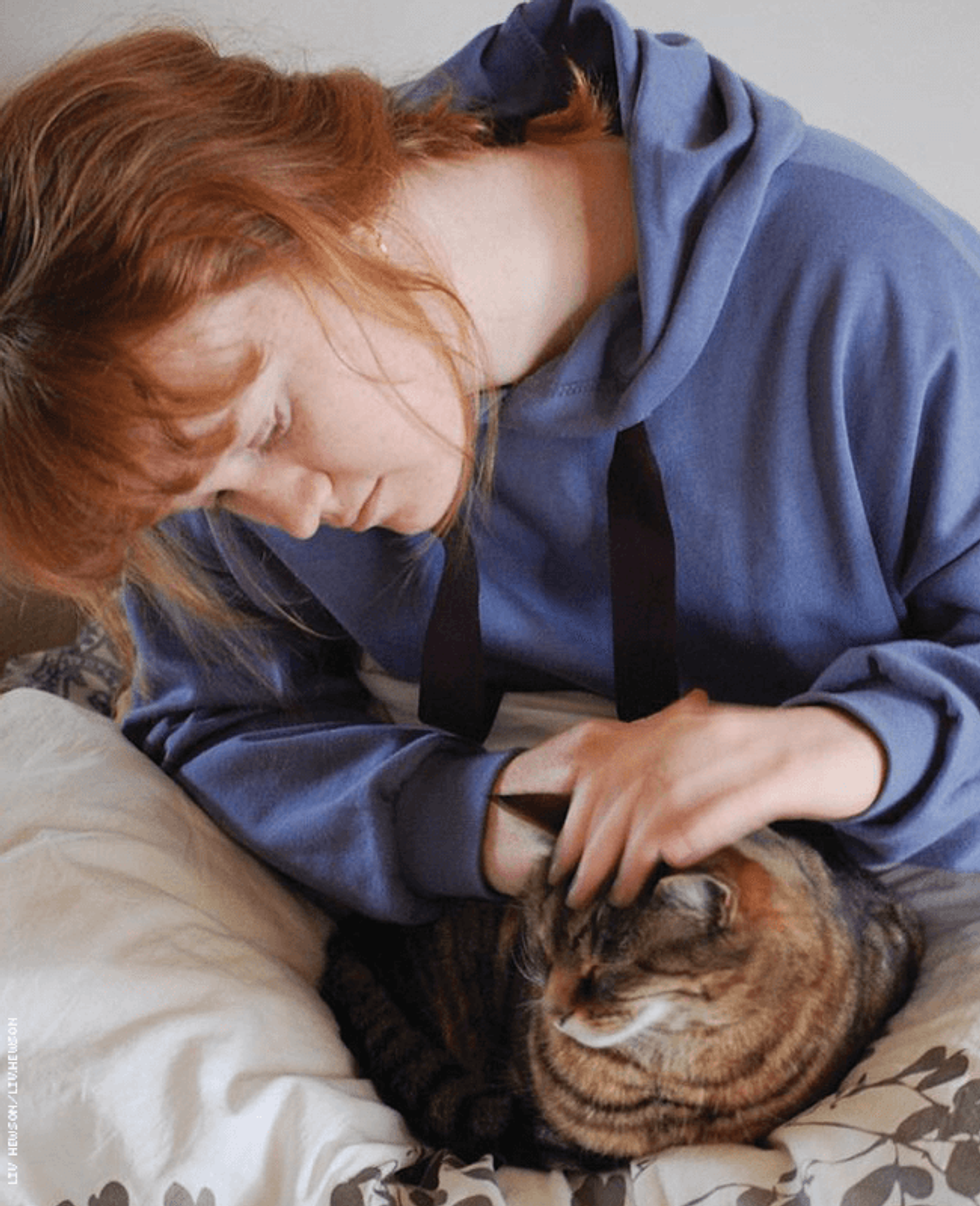 Liv Hewson and cat