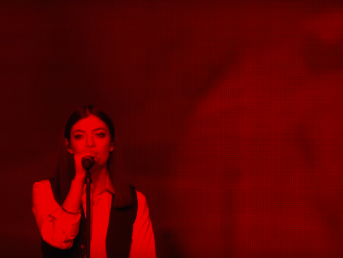 Lorde sang Bowie tribute at BRITs Awards.