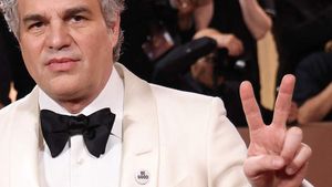 Golden Globes: Stars wear 'Be Good' pins for Renee Good