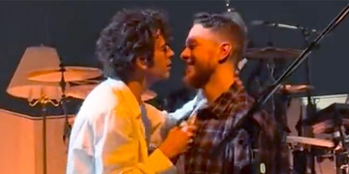 The 1975 Lead Singer Matty Makes Out With Male Fan Stage