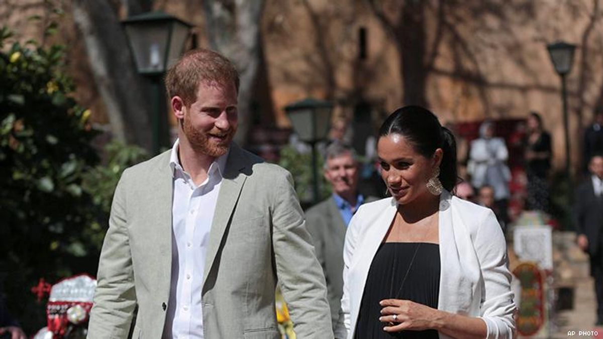 Meghan Markle and Prince Harry will not raise baby gender fluid, Kensington Palace says.