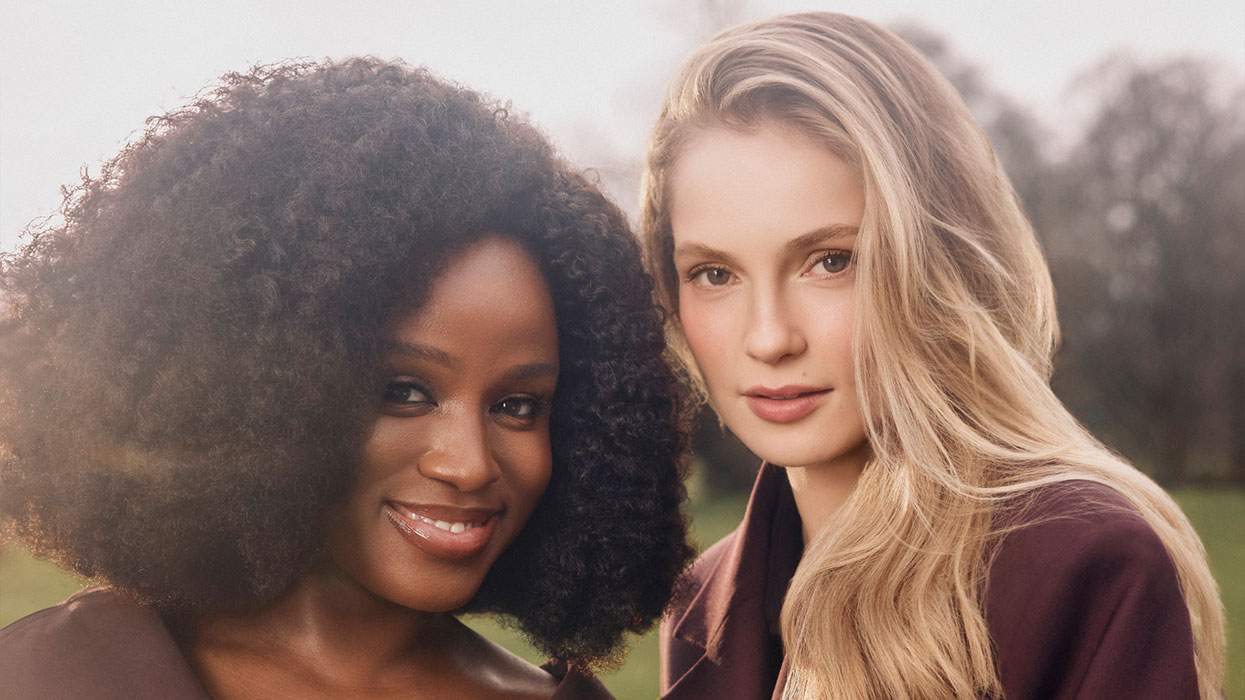 Michaela Stirling (Masali Baduza) and Francesca Bridgerton (Hannah Dodd)