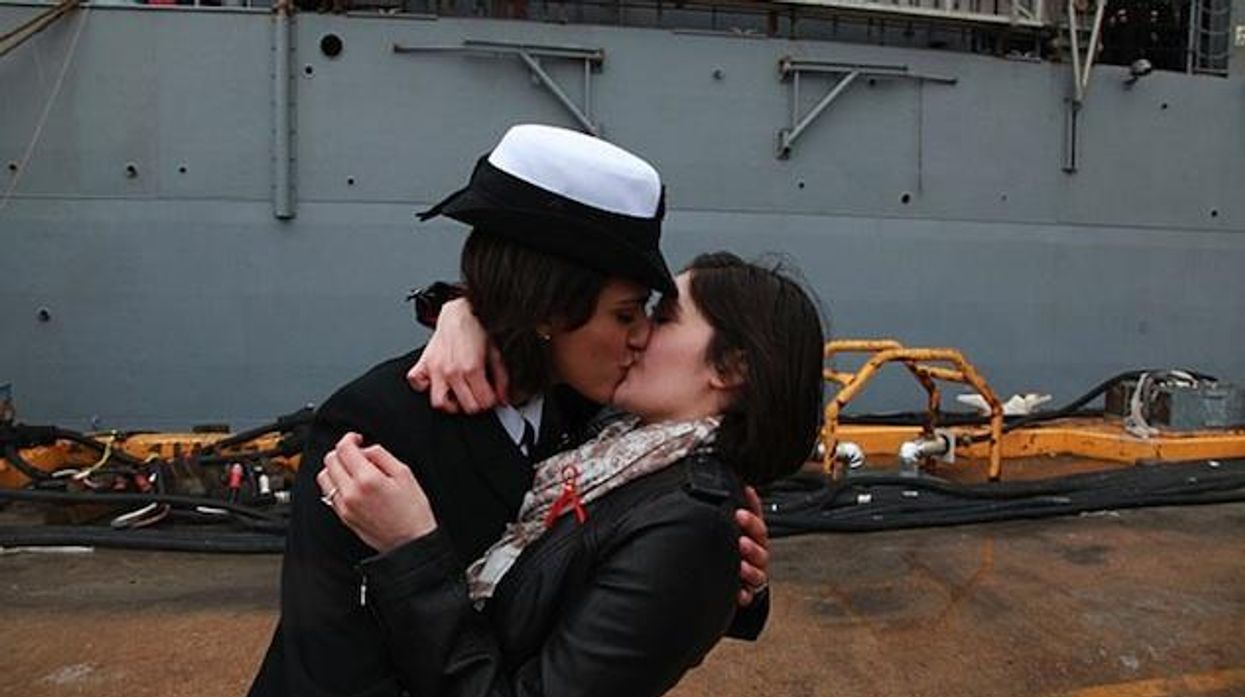 Militarykissrotator_0