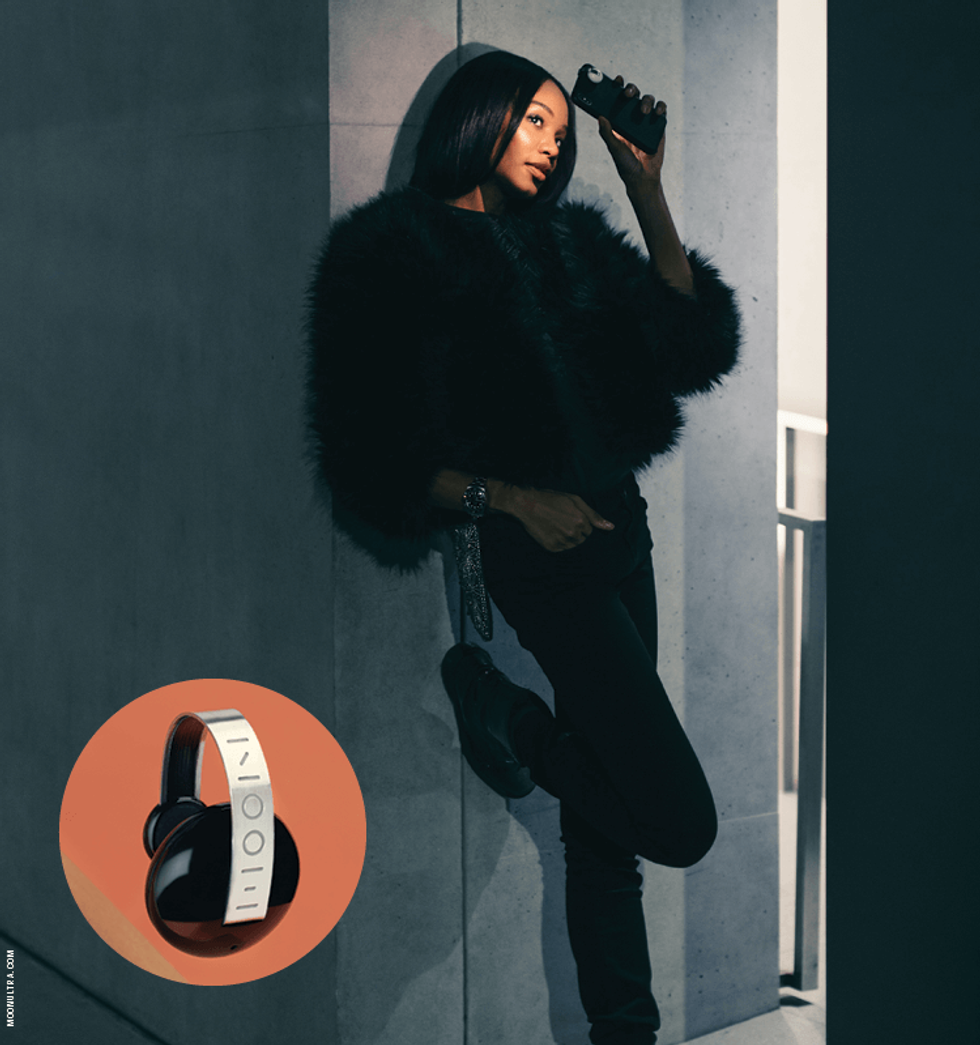 MOON UltraLight is the ultimate professional mini lighting device on an amateur budget.