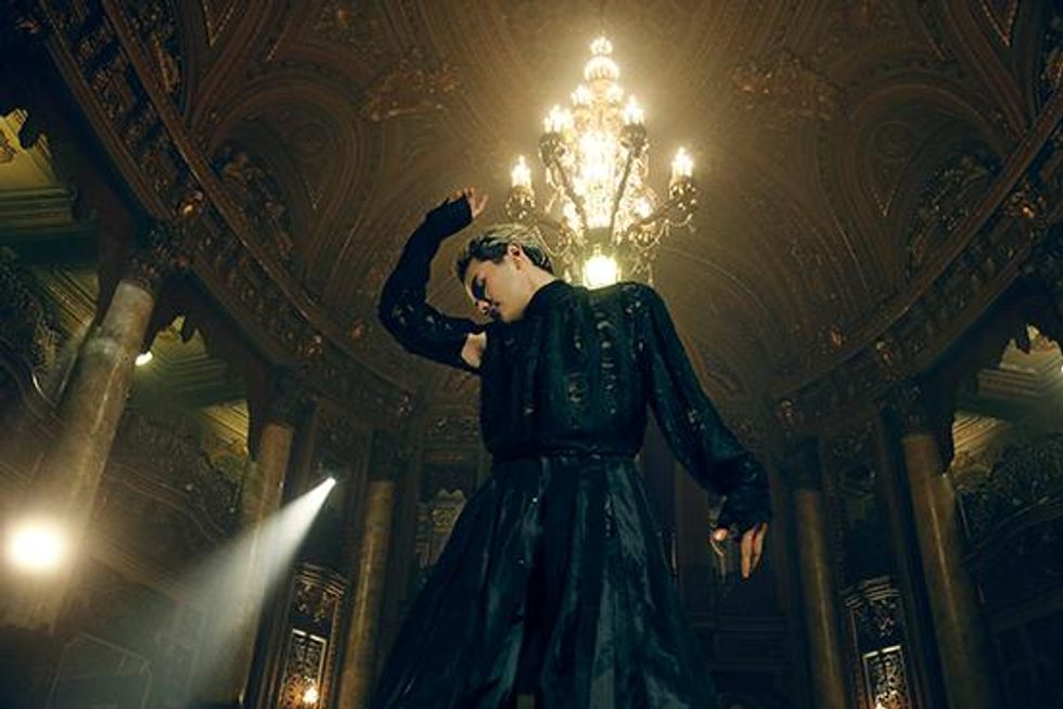 Musician Baby Yors Rocks Androgynous Glam on the Epic Set of "Gogo Girl"