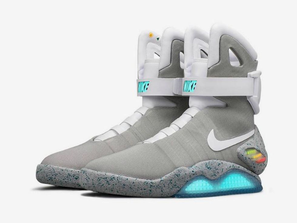 Geleidbaarheid Moedig vonk Nike's 'Back to the Future' Self-Tying Sneaker Is Here