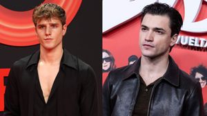 'Olympo' stars Juan Perales & Nuno Gallego break a sweat in steamy new gym selfie