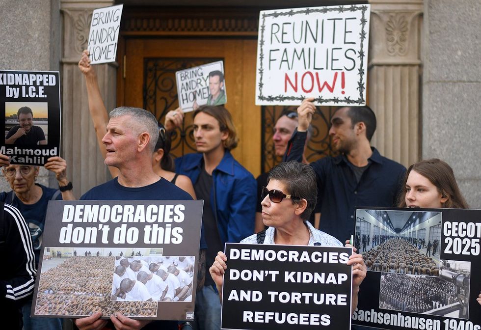 People rally at the Permanent Mission of El Salvador in Manhattan New York bring Andry Jos\u00e9 Hern\u00e1ndez Romero home