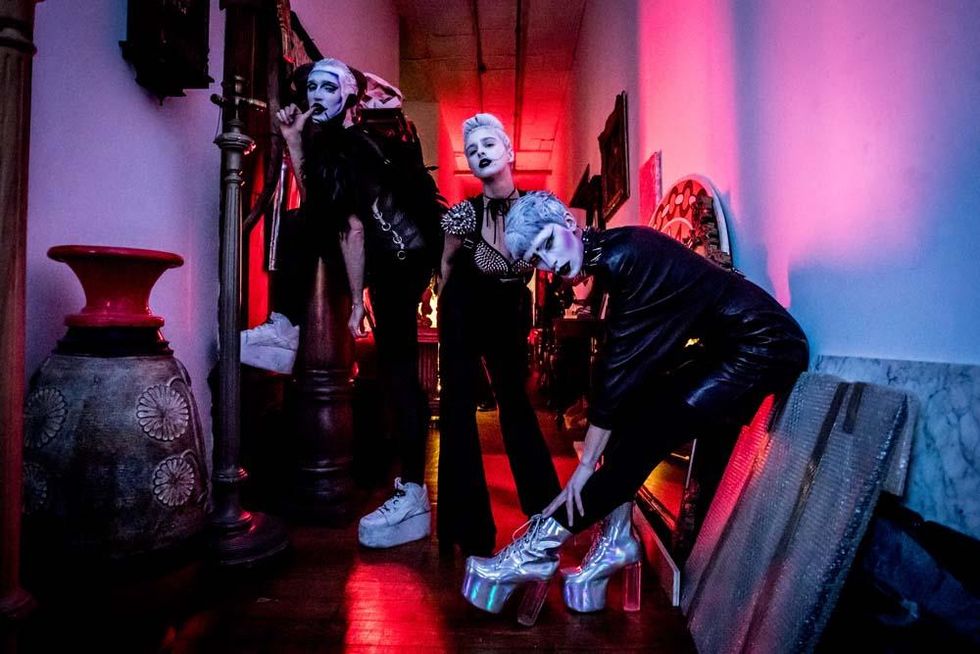 Photography by @sjmphoto Models @scallylick @magdalenafemanon @peroxide_femanon