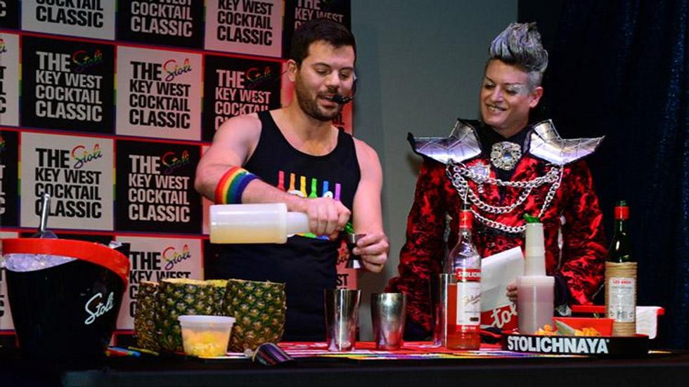 Ricky_cocktailmixing