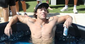 ​Rob Rausch shows off his sexy v-line & bulging biceps in viral pics